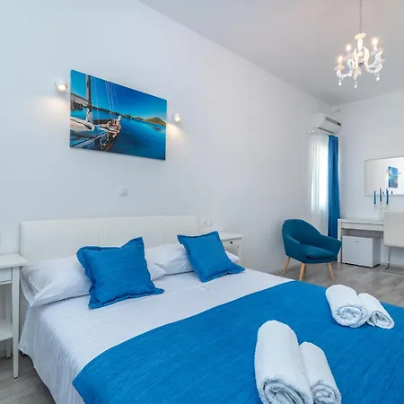 Lux Bed & Breakfast 4*